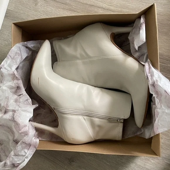 Jessica Simpson - Elegant White Ankle Boots size 9 - Picture 5 of 7